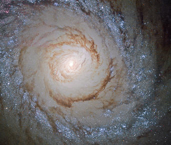 Hrinuvetrarbrautin Messier 94
