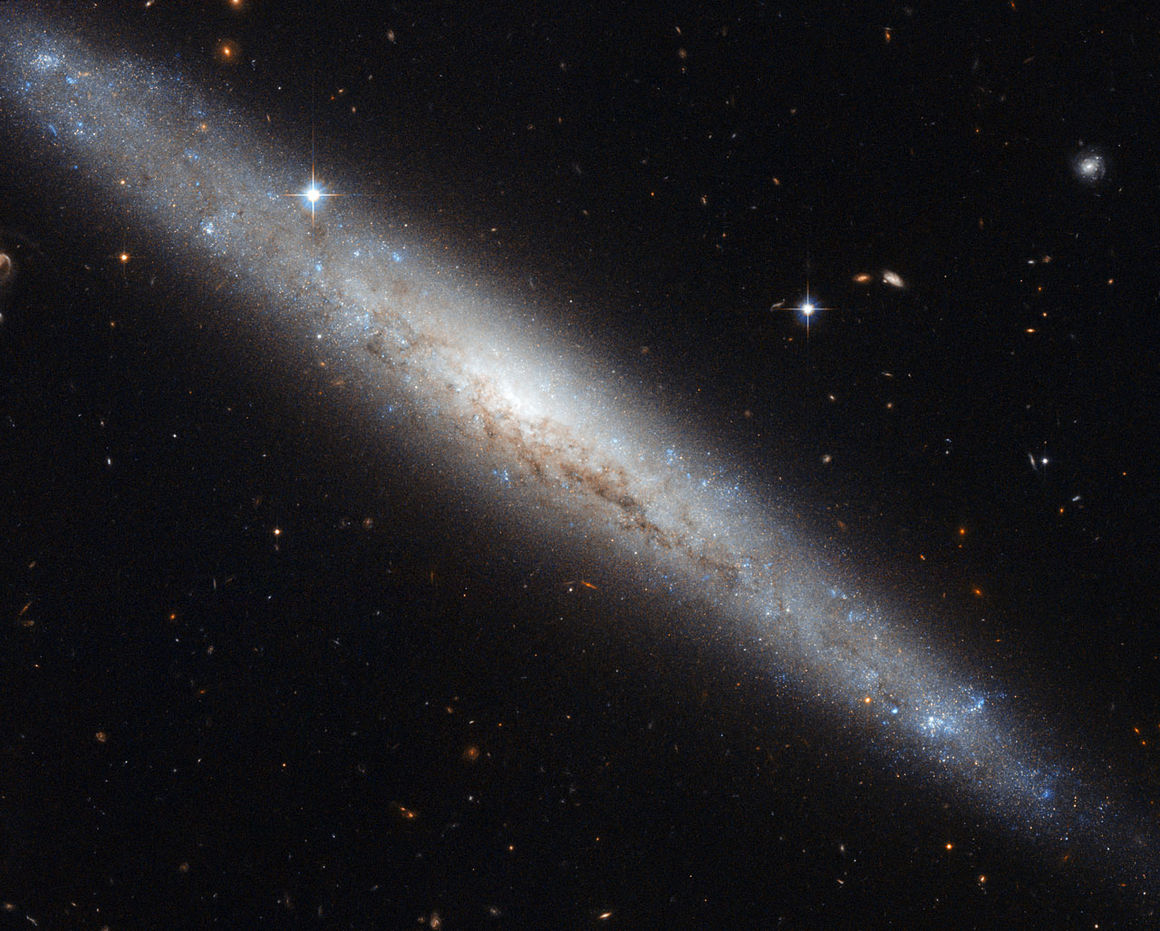 NGC 4183, Veiðihundarnir, Þyrilvetrarbraut, bjálki
