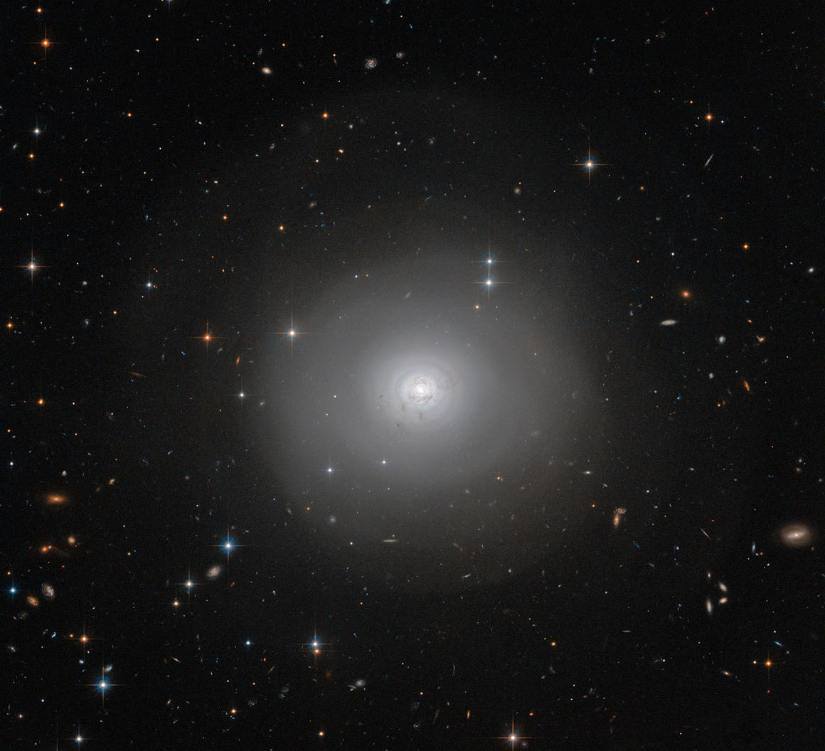Linsulaga vetrarbrautin PGC 10922. Mynd: NASA/ESA og Hubble