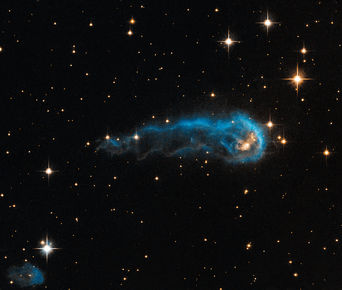 Frumstjarnan IRAS 20324+4057 í 4.500 ljósára fjarlægð frá Jörðinni. Mynd: NASA, ESA, Hubble Heritage Team (STScI/AURA) og IPHAS