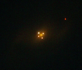 UZC J224030.2+032131, Einsteinkrossinn, Þyngdarlinsa, Dulstirni
