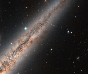 NGC 891, Þyrilvetrarbraut, á rönd