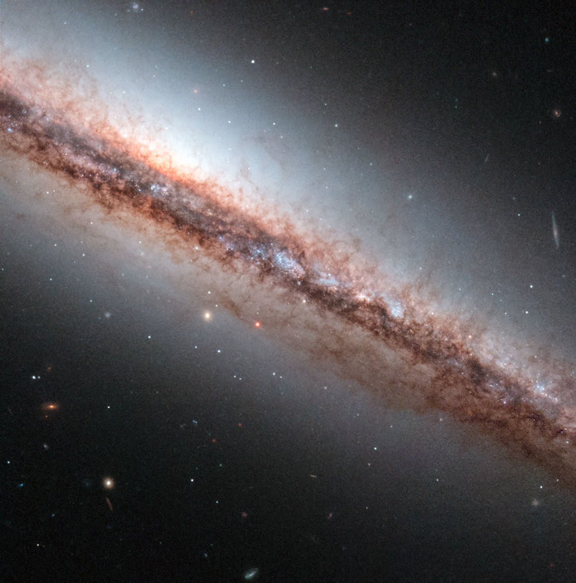 Þyrilvetrarbrautin NGC 4217 í stjörnumerkinu Veiðihundunum