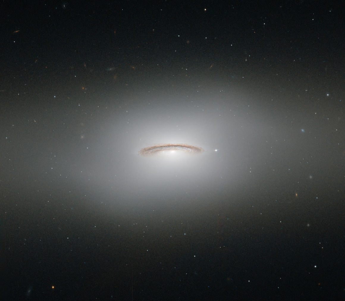 Linsulaga vetrarbrautin NGC 4526. Mynd: NASA/ESA