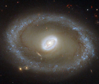 Bjálkaþyrilvetrarbrautin NGC 3081 í stjörnumerkinu Vatnaskrímslinu