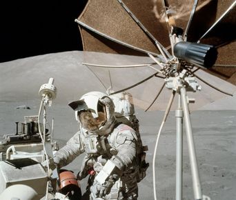 Harrison Schmitt á tunglinu í Apollo 17