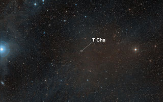 T Cha, Digitized Sky Survey 2, Kamelljónið