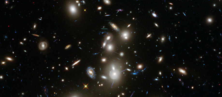 Mynd Hubble geimsjónaukans af vetrarbrautaþyrpingunni Abell 2744