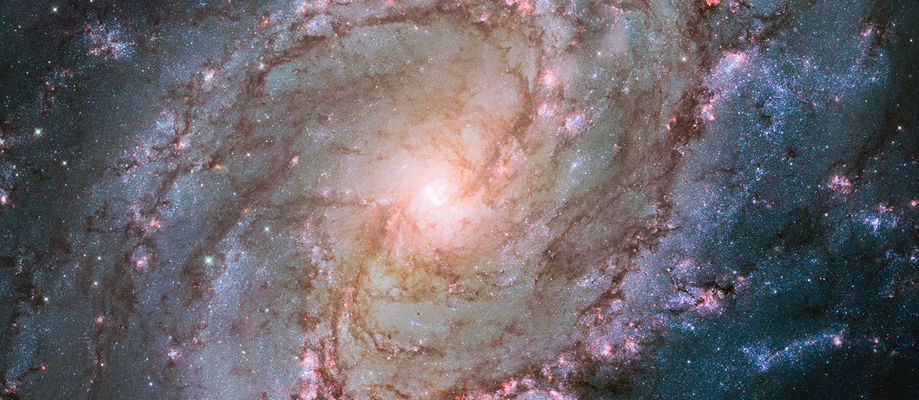 Ljósmynd Hubble geimsjónaukans af bjálkaþyrilþokunni Messier 83
