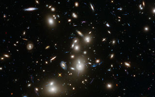 Mynd Hubble geimsjónaukans af vetrarbrautaþyrpingunni Abell 2744