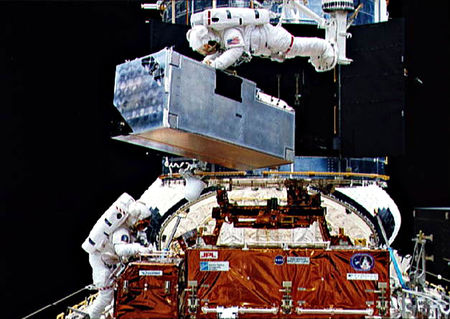 Geimfarar koma COSTAR leiðréttingarbúnaðinum fyrir í Hubble í fyrsta viðhaldsleiðangrinum árið 1993
