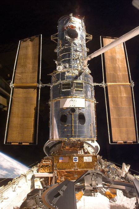 Hubble við geimferjuna Discovery í þriðja viðhaldsleiðangrinum árið 1999.