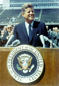 John F. Kennedy, Rice háskólinn, Apollo, tunglferðir