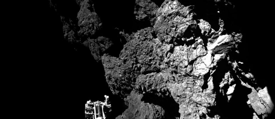 Fyrsta myndin frá yfirborði halastjörnunnar 67P/C-G! Á myndinni sést hluti eins þriggja fóta geimfarsins. Mynd: ESA/Rosetta/Philae/CIVA