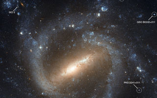 NGC 1073, bjálkaþyrilþoka, dulstirni