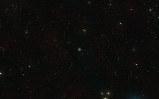 NGC 1073, bjálkaþyrilþoka, dulstirni