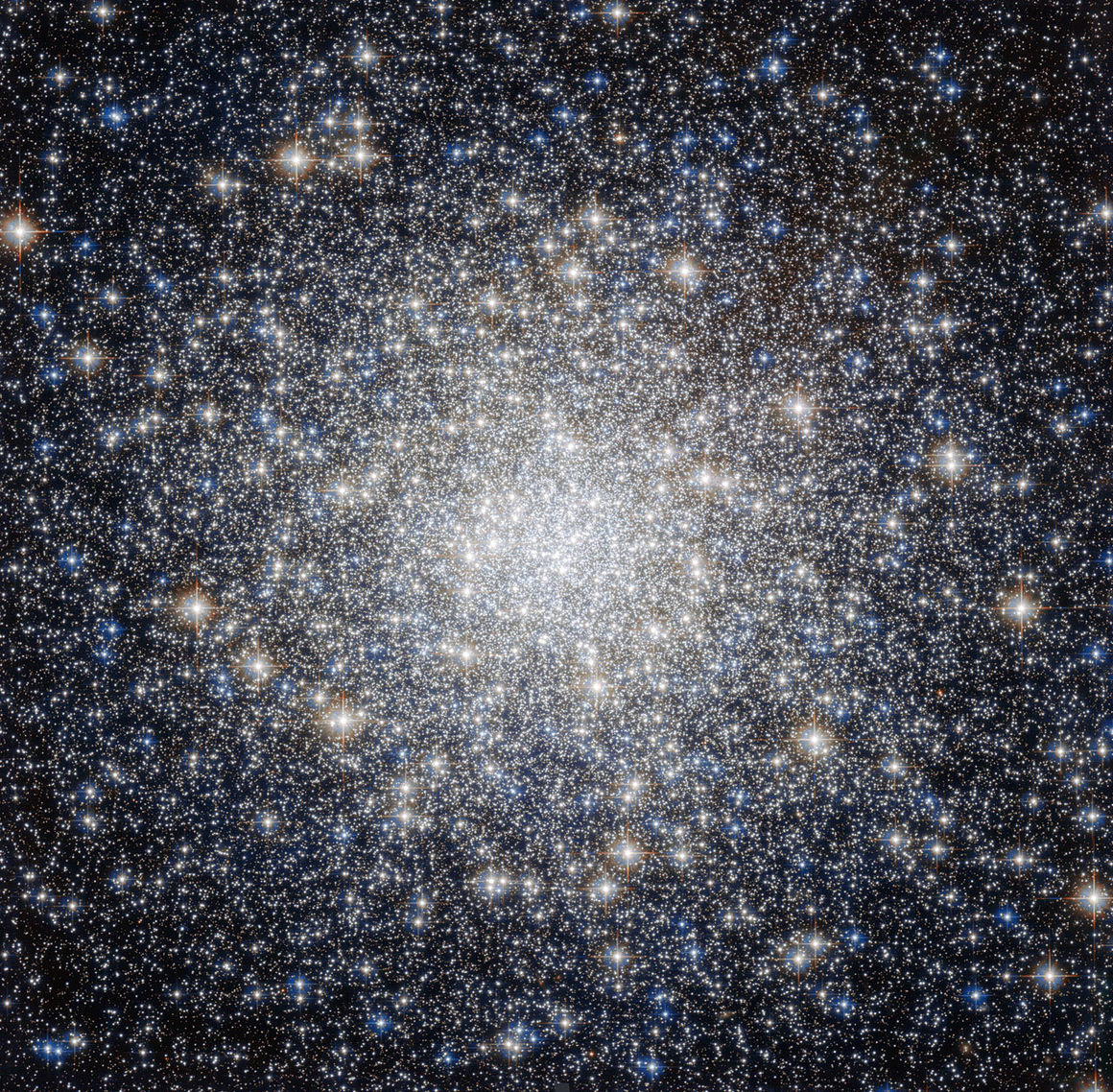 Kúluþyrpingin Messier 92 í stjörnumerkinu Herkúlesi. Mynd: ESA/Hubble & NASA