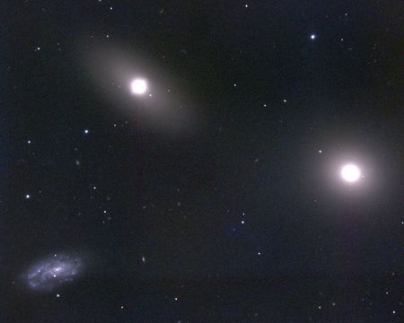 Messier 105, sporvöluþoka, Ljónið