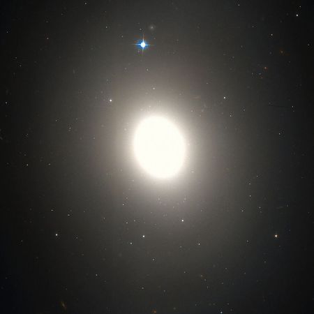 Messier 85, linsulaga vetrarbraut, Bereníkuhaddur