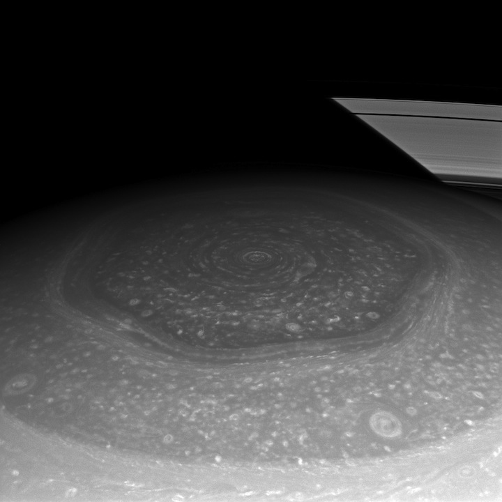 Satúrnus, Sexhyrningurinn, Cassini
