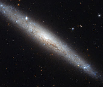 NGC 4183, Veiðihundarnir, Þyrilvetrarbraut, bjálki