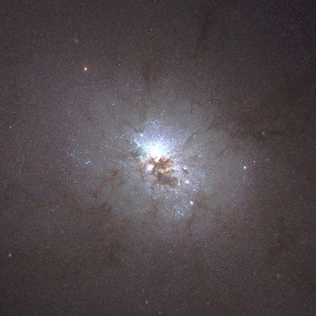 NGC 3077, afbrigðileg vetrarbraut