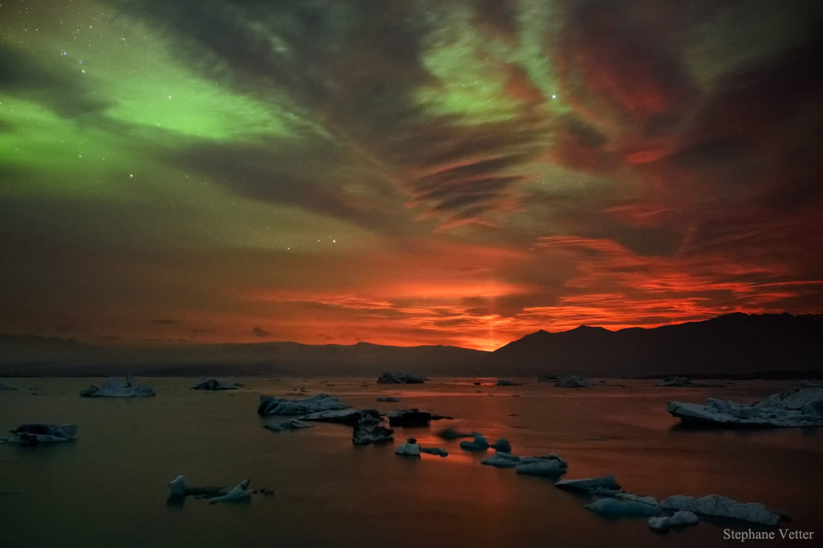 Norðurljósa- og eldgosabjarmi yfir Jökulsárlóni