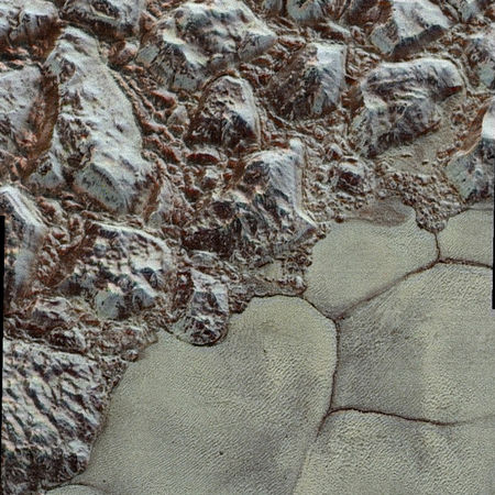 Mörk fjallendis al-Idrisi fjallanna og Sputnik Planum sléttunar. Mynd: NASA/Johns Hopkins University Applied Physics Laboratory/Southwest Research Institute