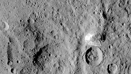 Ahuna Mons, 6 km hátt fjall á suðurhveli Ceresar. Mynd: NASA/JPL-Caltech/UCLA/MPS/DLR/IDA