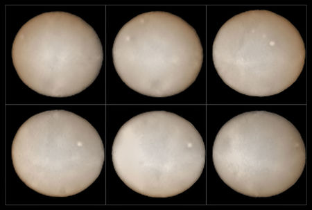 Myndirnar voru teknar með SPHERE mælitækinu á Very Large Telescope ESO og eru hluti af rannsókn sem staðið hefur yfir frá miðjum júlímánuði 2015 og snýst um að útbúa ljósskautunarkort af yfirborðinu