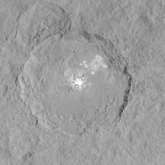 Occator gígurinn og björtu blettirnir í honum. Mynd: NASA/JPL-Caltech/UCLA/MPS/DLR/IDA