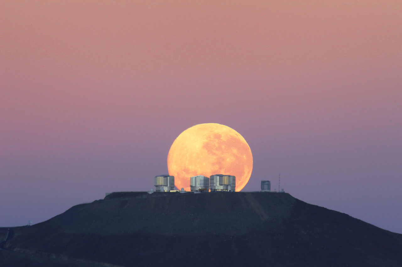 Tunglið sest á bak við Very Large Telescope Tunglid-vid-sjondeildarhringinn-potw1023a